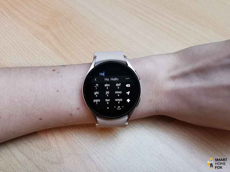 Man sieht die Antwortfunktion auf der Samsung Galaxy Watch 4.